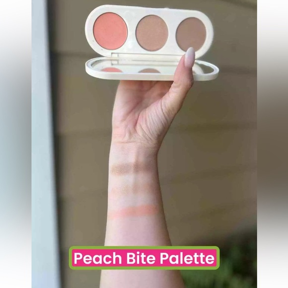 FARMASI PEACH BITE PALETTE BRONZER, HIGHLIGHTER AND BLUSH - Picture 7 of 7